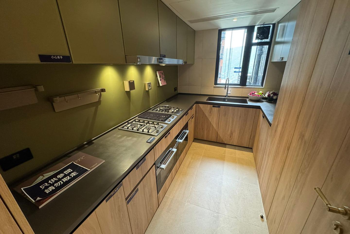 18-260Q6142604T1.jpg