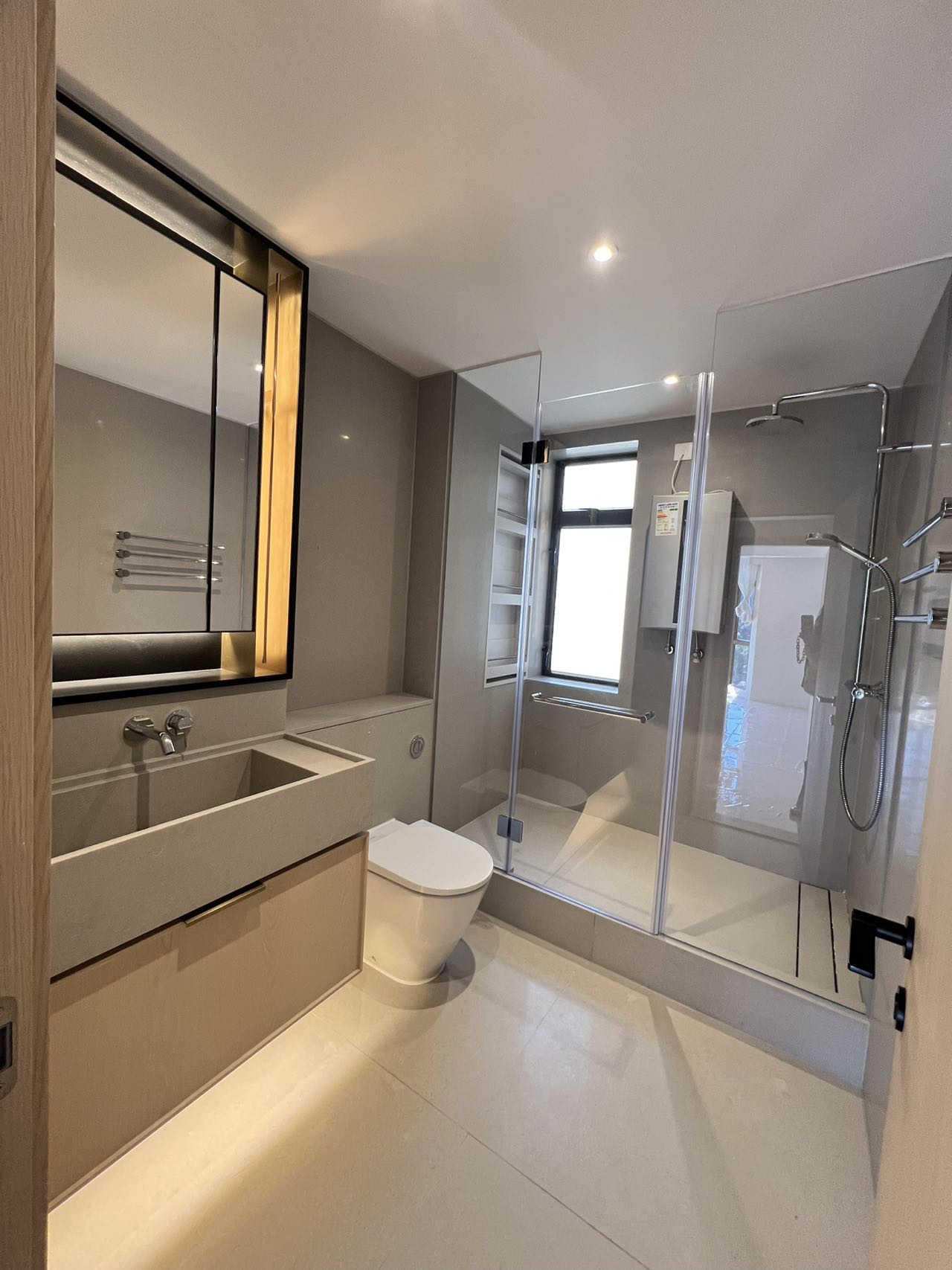 18-2609130U043I3.jpg